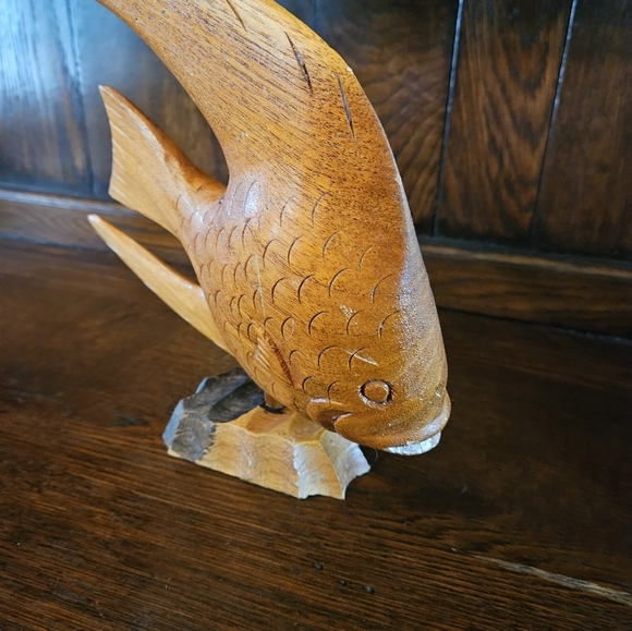 Handcrafted carved wooden angel fish on a stand. - Picture 8 of 10